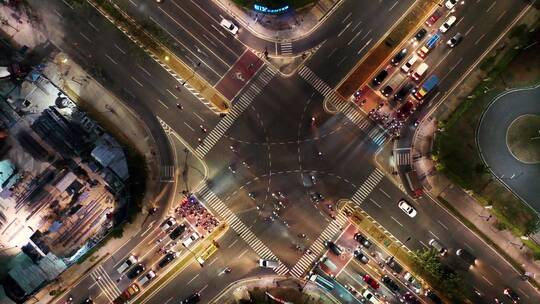 夜间在城市繁忙的街道交叉口的车辆交通画面
