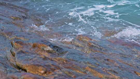 海浪海水冲刷拍打海滩礁石