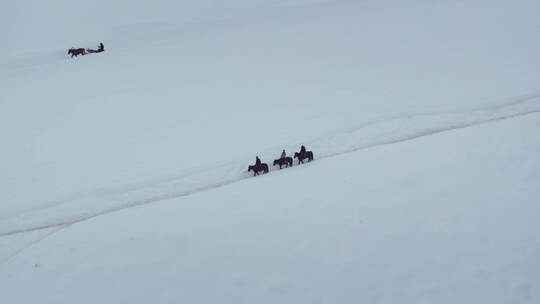 航拍新疆雪山风光