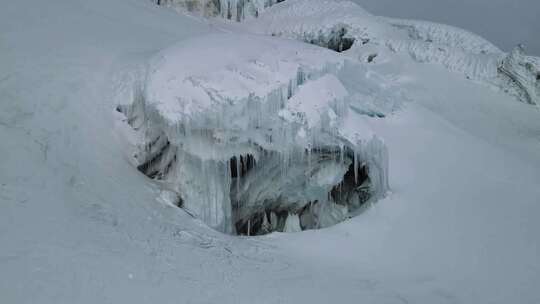 壮观的冰雪覆盖山体景象