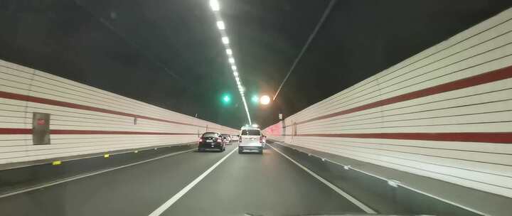 汽车穿越隧道