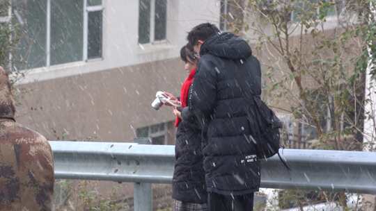 威海高区火炬八街冬季初雪游客赏雪打卡街景