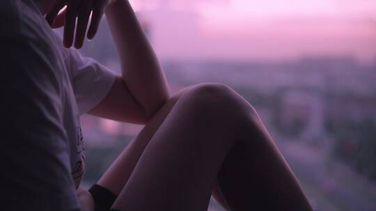女孩在夕阳下的落地窗边想心事4k视频素材视频素材模板下载