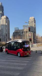 济南新上“567”路公交车，被称为红墩墩