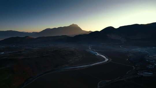 山区日出时分的自然风光