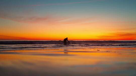 冲浪者海边日落夕阳背影