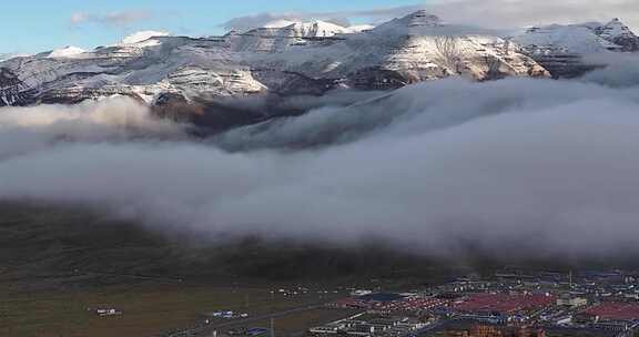 航拍西藏塔尔钦冈仁波齐雪山晨雾