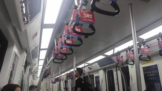 坐地铁铁里扶手吊环高清视频素材