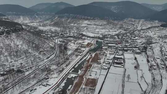 航拍雪后山区乡村宛如水墨画