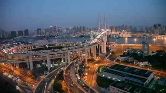 傍晚车流不息的上海南浦大桥