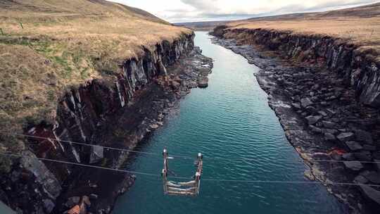 冰岛峡谷溪流