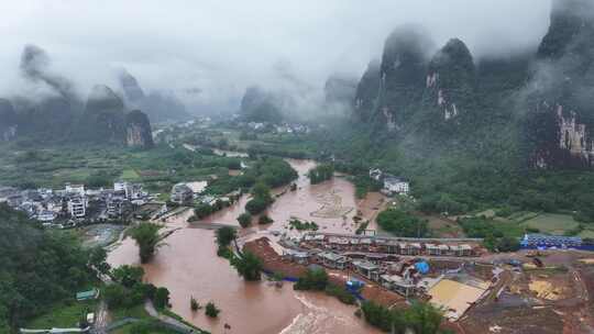 桂林阳朔暴雨漓江遇龙河河水暴涨