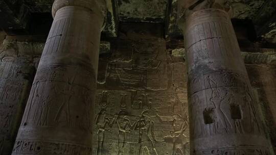 古埃及神庙的石柱大厅