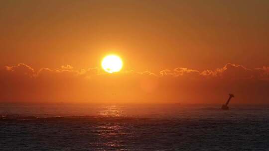 海上日出阳光洒在海面的美丽景象