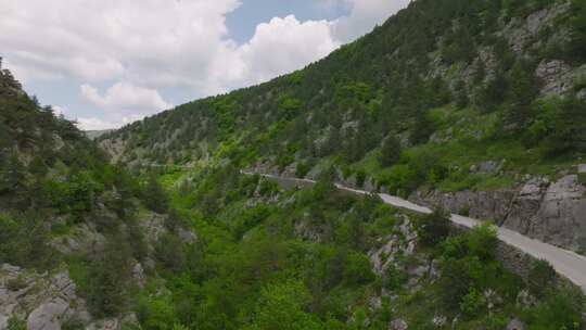 山脉和丘陵之间的道路