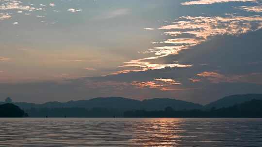 立冬早晨杭州西湖水面游船与雷峰塔水墨画