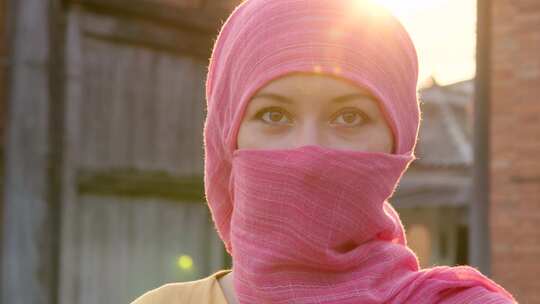 女人，穆斯林，看着相机，粉色