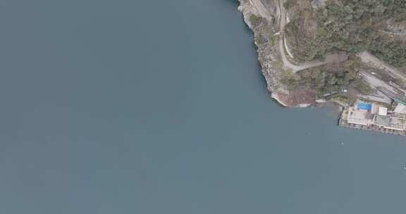 意大利加尔达河畔加尔达湖的鸟瞰图。