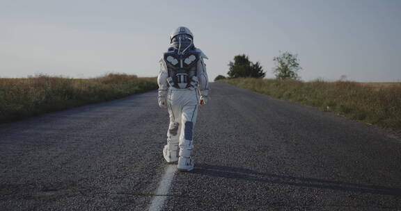 宇航员走在乡间的小马路上