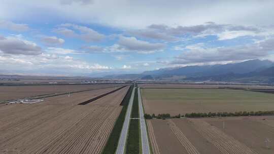 大西北地区一望无际农业种植地的公路航拍