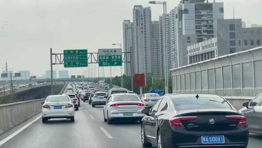 郑州东三环高架桥上堵车车窗视角