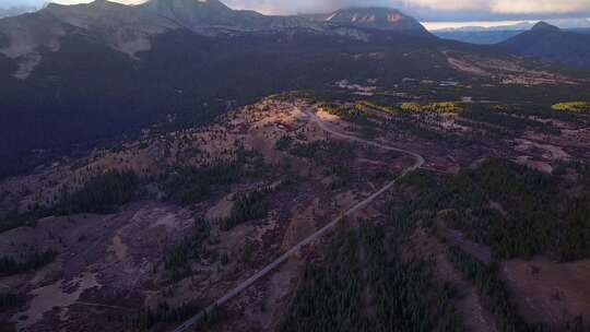 山间公路蜿蜒穿过茂密森林的景象