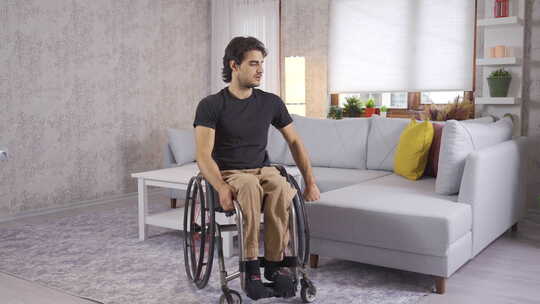 坐在轮椅上的内向残疾青年。