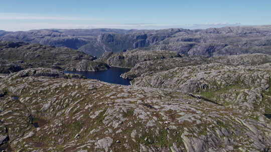 空中拍摄，平移穿过挪威罗加兰的岩石苔藓景