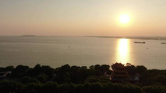 湖面夕阳落日，日落倒影