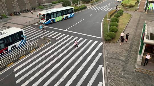 陆家嘴站斑马线