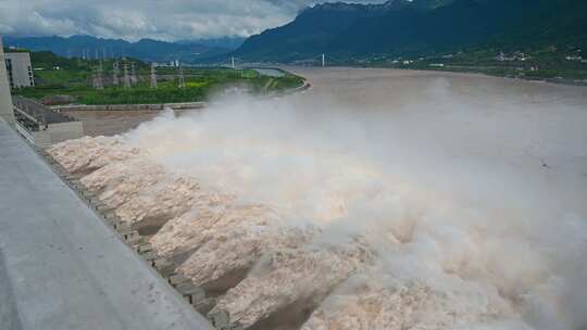 近距离实拍三峡大坝泄洪震撼场景