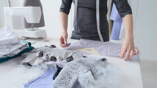 服装设计师在裁剪衣服