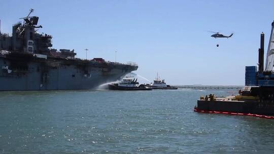 海洋上的军舰和直升机