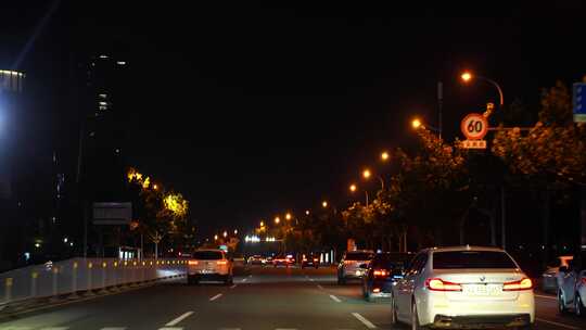 夜间开车行驶在城市道路夜晚城市车窗外风景