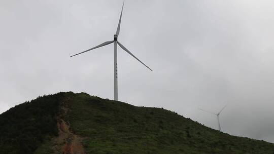 高山自然风光新能源风车发电