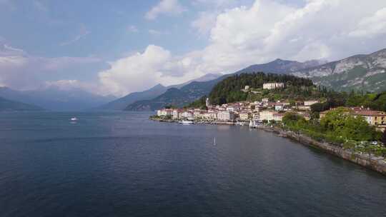 意大利贝拉焦科莫湖上航行的船只，白天可以看到著名的海滨酒店。