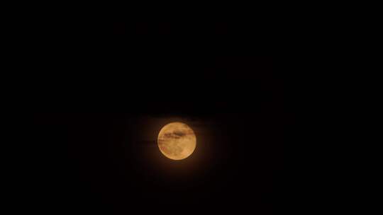 月亮穿过云朵升起来乌云月亮十五中秋节圆月