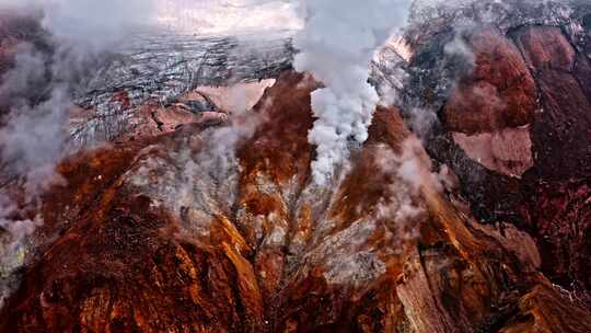 从火山空中冒出的烟从岩石中冒出