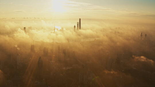 雾中日出的上海金融区