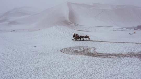 敦煌鸣沙山月牙泉冬天雪景航拍