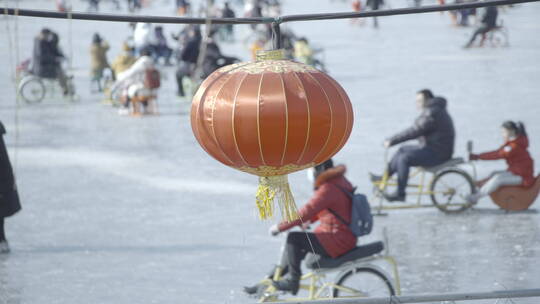 北京什刹海冰场滑溜冰车冬节日运动北方春节