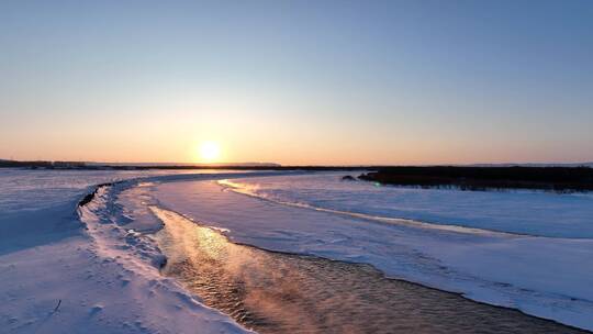 航拍冬季雪原冰河夕照