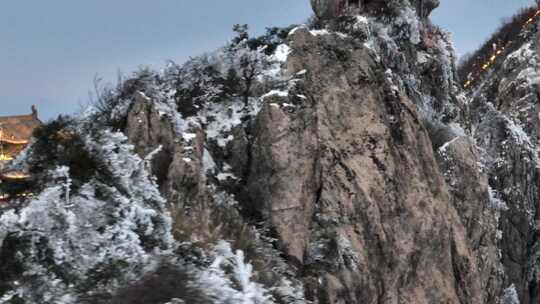 洛阳老君山金顶下雪