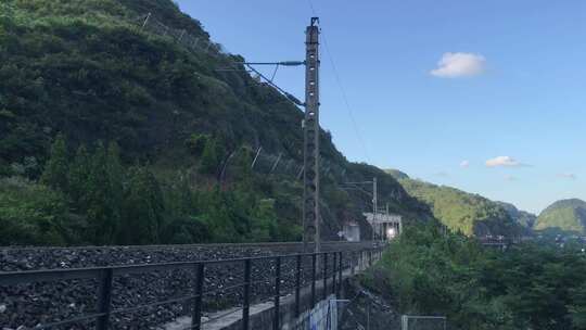 黔东南大山里飞驰的火车（货车）