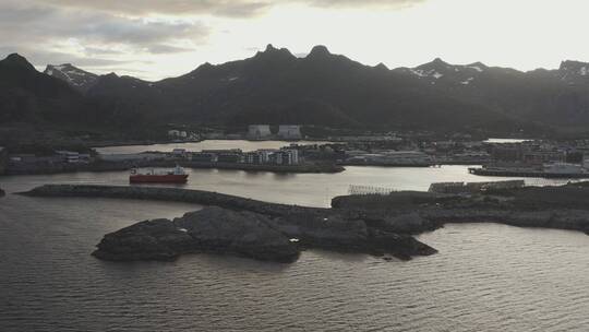 挪威港口附近的船只