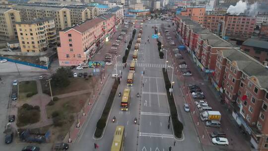 人群欢送医护人员回家的车队