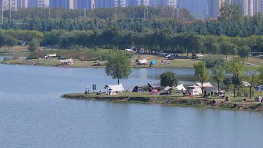 西安湖湿地公园河堤路露营