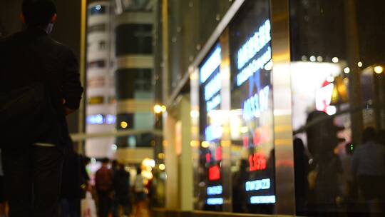 香港旺角附近led显示器上的股市数据延时视频素材模板下载