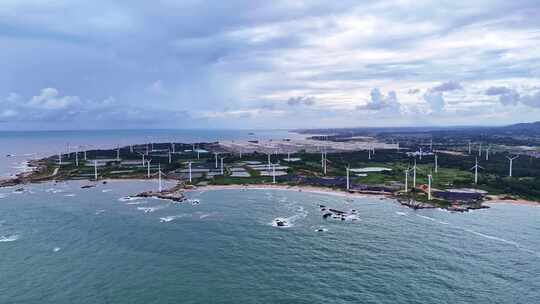 海岸线上风力发电机海岸风景