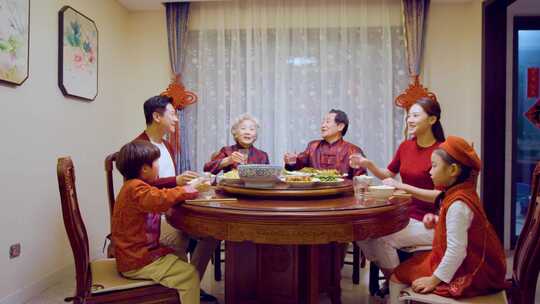 新年春节一家人吃年夜饭碰杯庆祝新年团圆饭